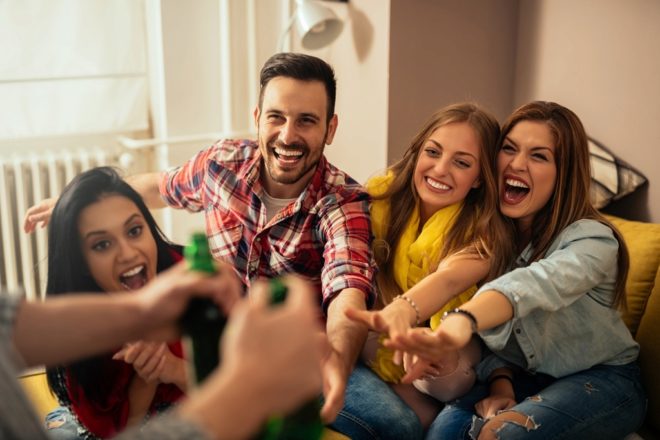 Un grupo de amigos disfruta de una fiesta en casa.
