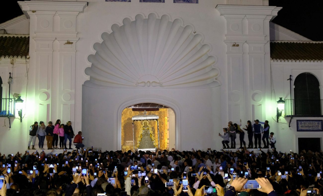 Multitud de devotos se congregan dentro y fuera de la ermita...