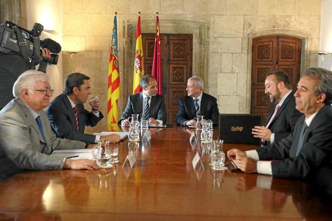 Antonio Cerd (derecha), en una reunin en 2008 con los presidentes...