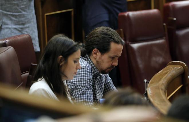 Irene Montero y Pablo Iglesias, en el Congreso durante el Pleno de...