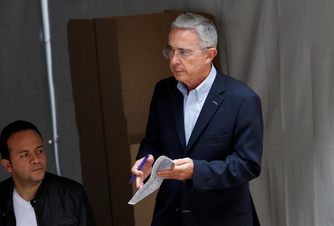 El senador lvaro Uribe participa en las presidenciales, hoy, en Bogot.