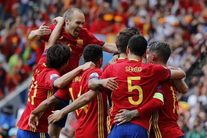 Los jugadores de Espaa celebran un gol.