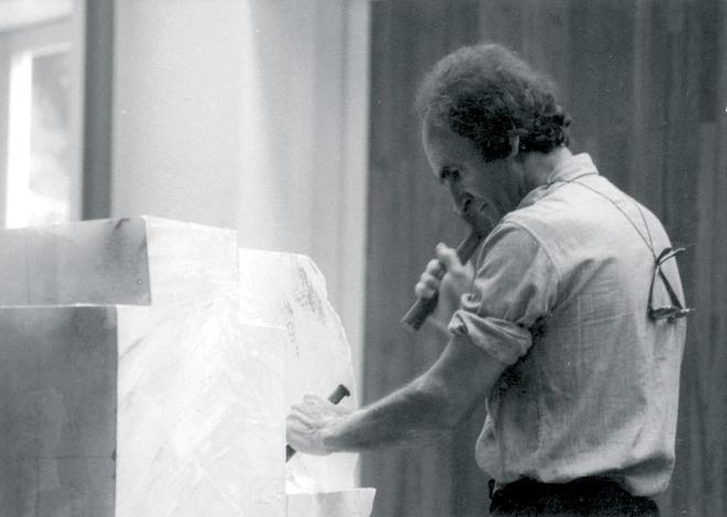 Eduardo Chillida trabaja en una escultura de alabastro en 1975.