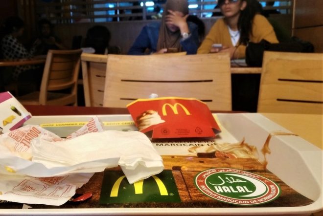 Dos jvenes musulmanas se saltan el ayuno en el McDonald&apos;s de Rabat.
