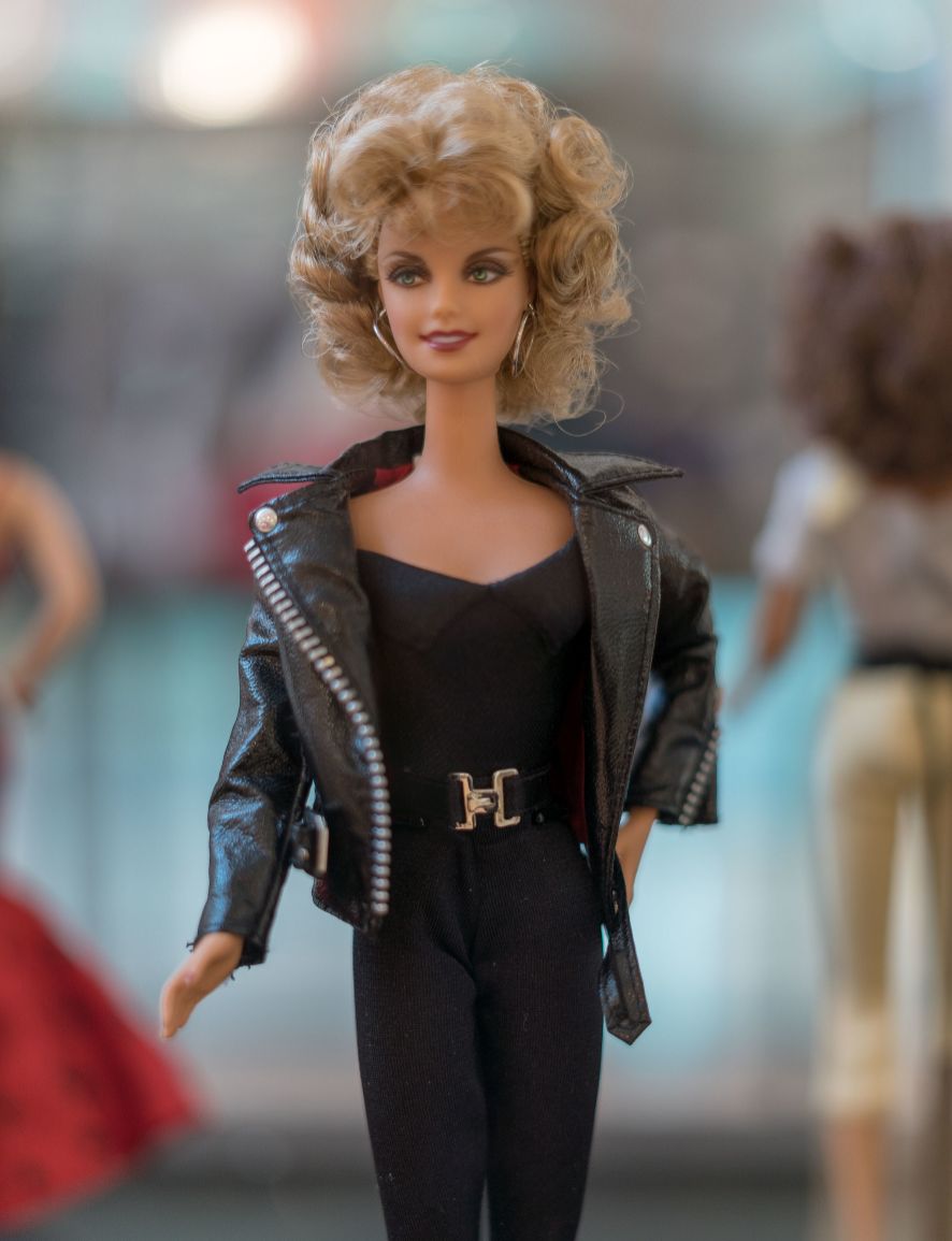 Barbie: Olivia Newton John en Grease.