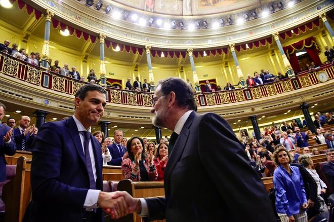 Pedro Snchez estrecha la mano de Mariano Rajoy tras el debate de la...