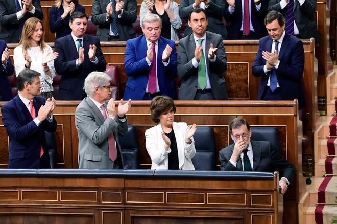 Mariano Rajoy, aplaudido por el Gobierno y la bancada del PP tras su...