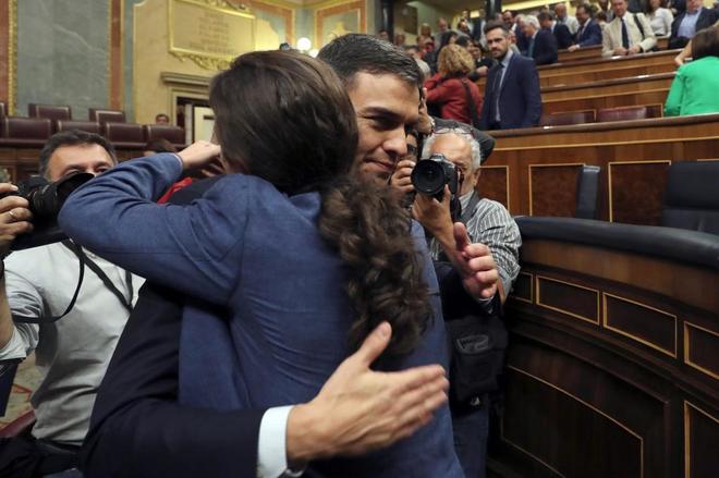 Pedro Snchez y Pablo Iglesias se abrazan tras la mocin de censura.