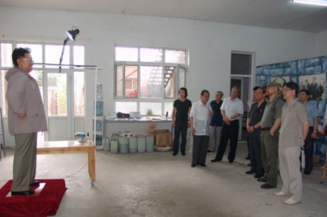 El artista chino, Zhang Molei, junto a los representantes de Corea del Norte en su taller en Pekn.