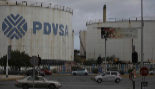 Detalle del logo de la petrolera venezolana PDVSA en una refinera en...