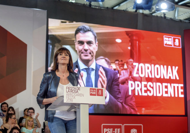 La secretaria general del PSOE-EE, Idoia Mendia, junto a un cartel que...