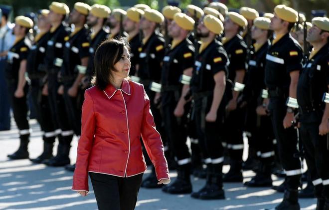 La ministra de Defensa, Margarita Robles, pasa revista a la UME en la...