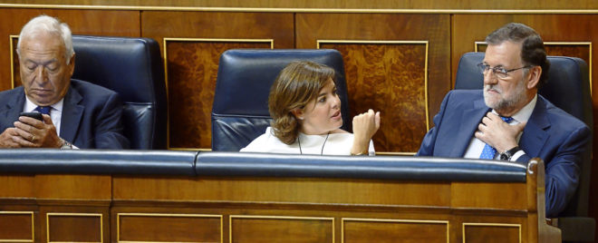 Soraya Senz de Santamara en su escao entre Mariano Rajoy y Jos...