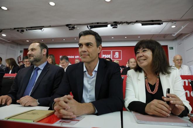 Jos Luis balos, Pedro Snchez y Cristina Narbona, en la reunin...