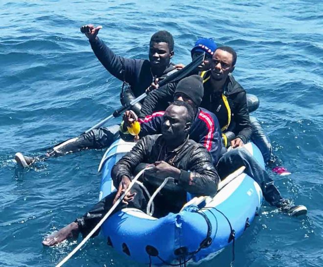 Cinco inmigrantes llegan a las costas españolas en una lancha