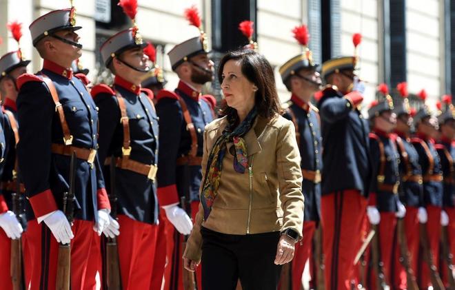La ministra de Defensa, Margarita Robles, pasa revista en el Cuartel...