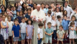 El Papa Francisco posa con miembros del Foro de la Familia en el...