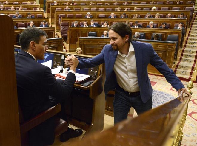 Pedro Snchez y Pablo Iglesias se estrechan la mano durante la...