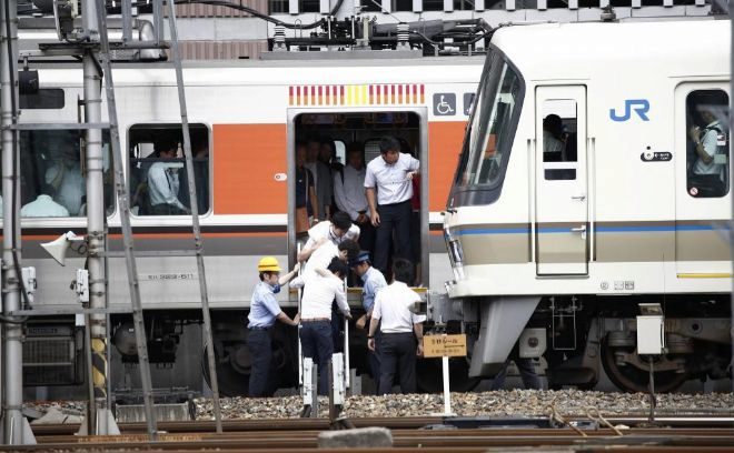 El servicio ferroviario ha sido suspendido en Osaka.