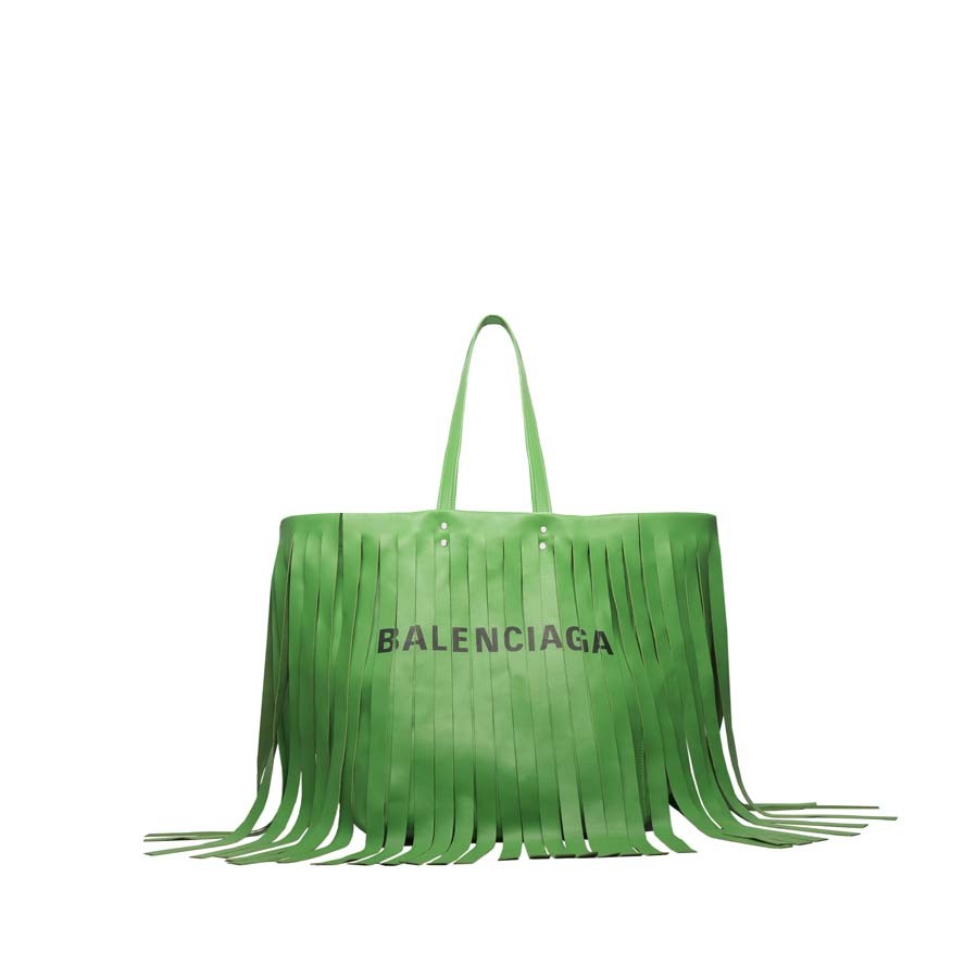 Shopping bag con flecos y logo (2.500 euros).