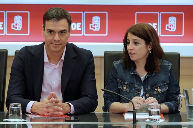 El presidente del Gobierno, con la portavoz del PSOE en el Congreso,...