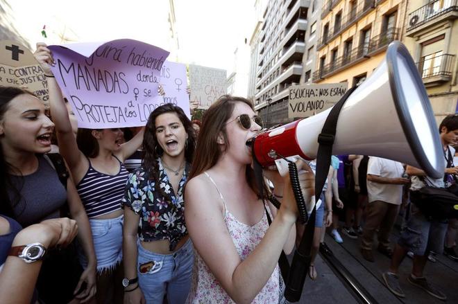Manifestantes en la protesta organizada el pasado viernes en Zaragoza...