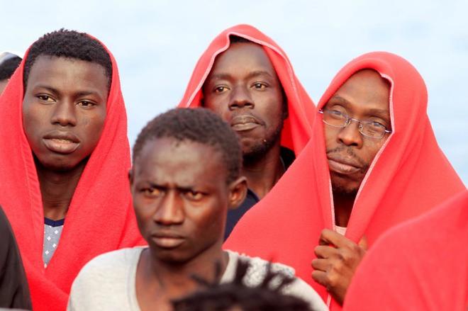Inmigrantes rescatados por Salvamento Martimo, a su llegada al...
