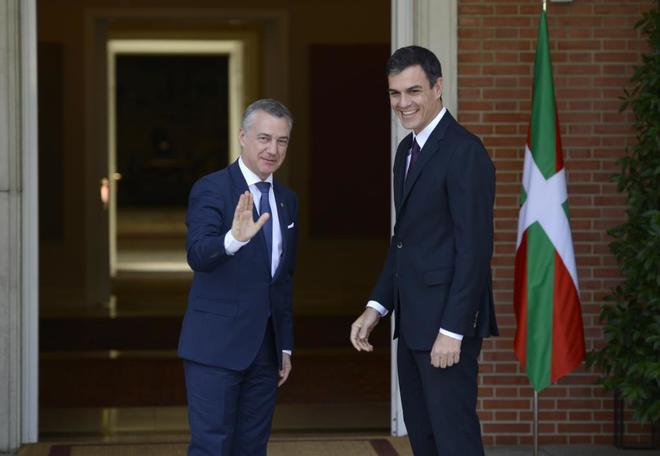 El presidente del Gobierno, Pedro Snchez, recibe en el Palacio de la...