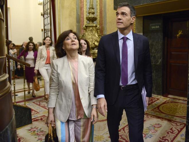 Carmen Calvo y Pedro Snchez, a su llegada al Congreso de los...