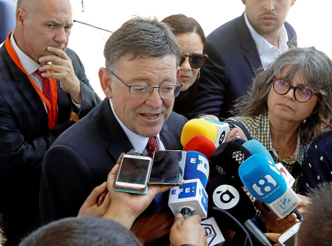El presidente valenciano, Ximo Puig, atiende a los periodistas en...