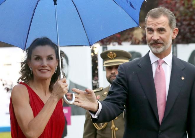Los Reyes Felipe y Letizia a su llegada al centro de eventos Mas...