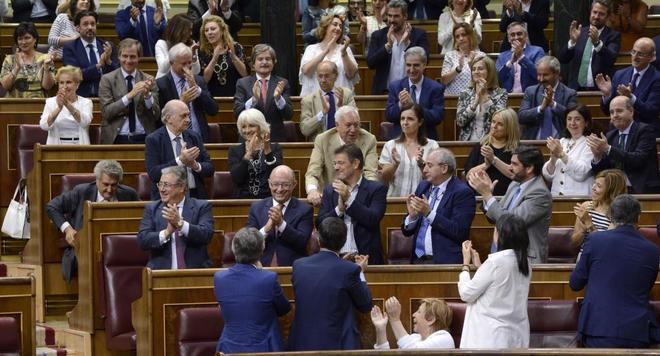 Diputados del PP aplauden a Cristbal Montoro despus de que el...