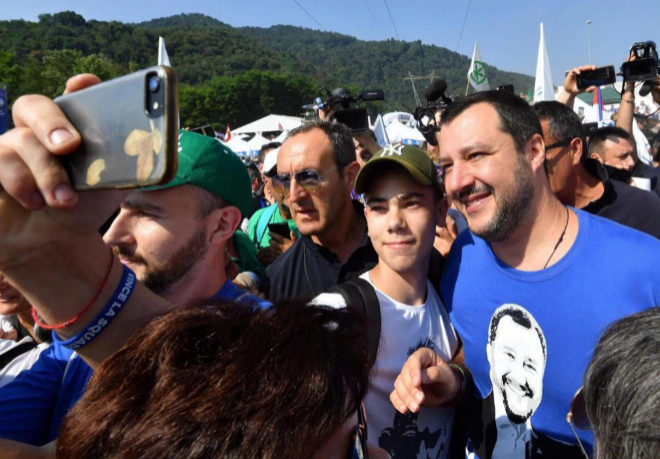 Salvini saluda a sus partidarios a su llegada a Pontida.