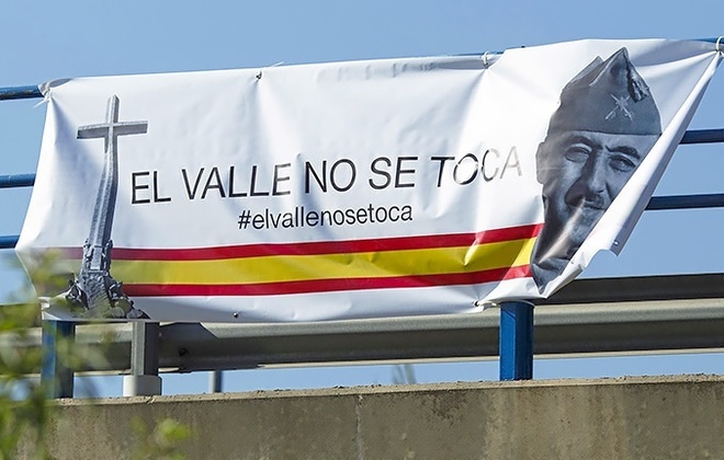 Pancarta en Madrid en defensa del Valle de los Cados