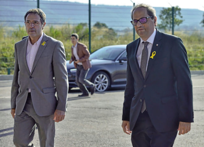 El presidente de la Generalitat, Quim Torra, y el jefe de prisiones de...
