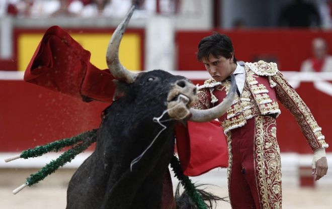 Roca Rey, lidiando la corrida de Jandilla en la Feria del Toro de 2016