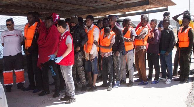 Inmigrantes subsaharianos rescatados por Salvamento Martimo esperan...