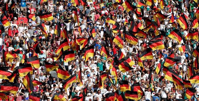Aficionados alemanes animan a su equipo durante el partido Corea...