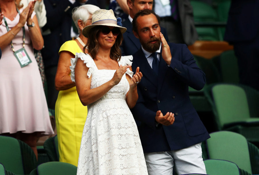 Pippa acudi al torneo de tenis con un vestido calado en blanco con...