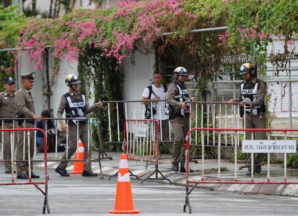 Oficiales de la Polica tailandesa establecen medidas de seguridad...