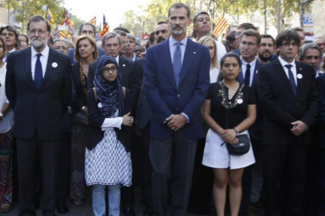 El Rey Felipe VI junto a Mariano Rajoy y Carles Puigdemont en la...