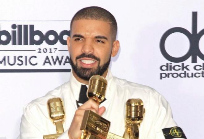 El rapero estadounidense Drake posa junto a sus galardones durante los...