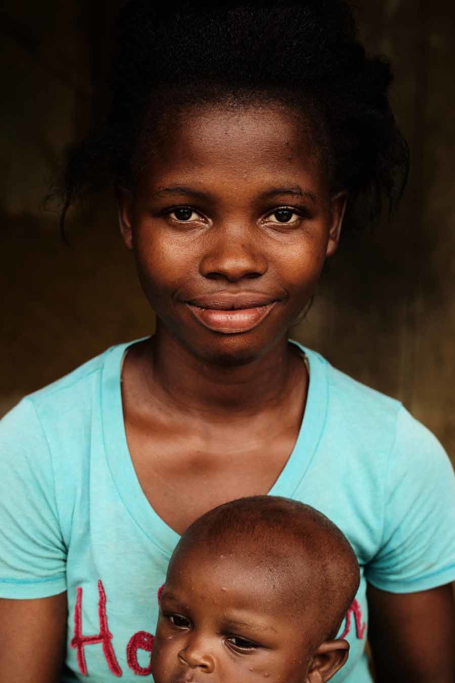 Kula Vandi tiene 15 aos y ya es madre. Sus padres, muy pobres, la...