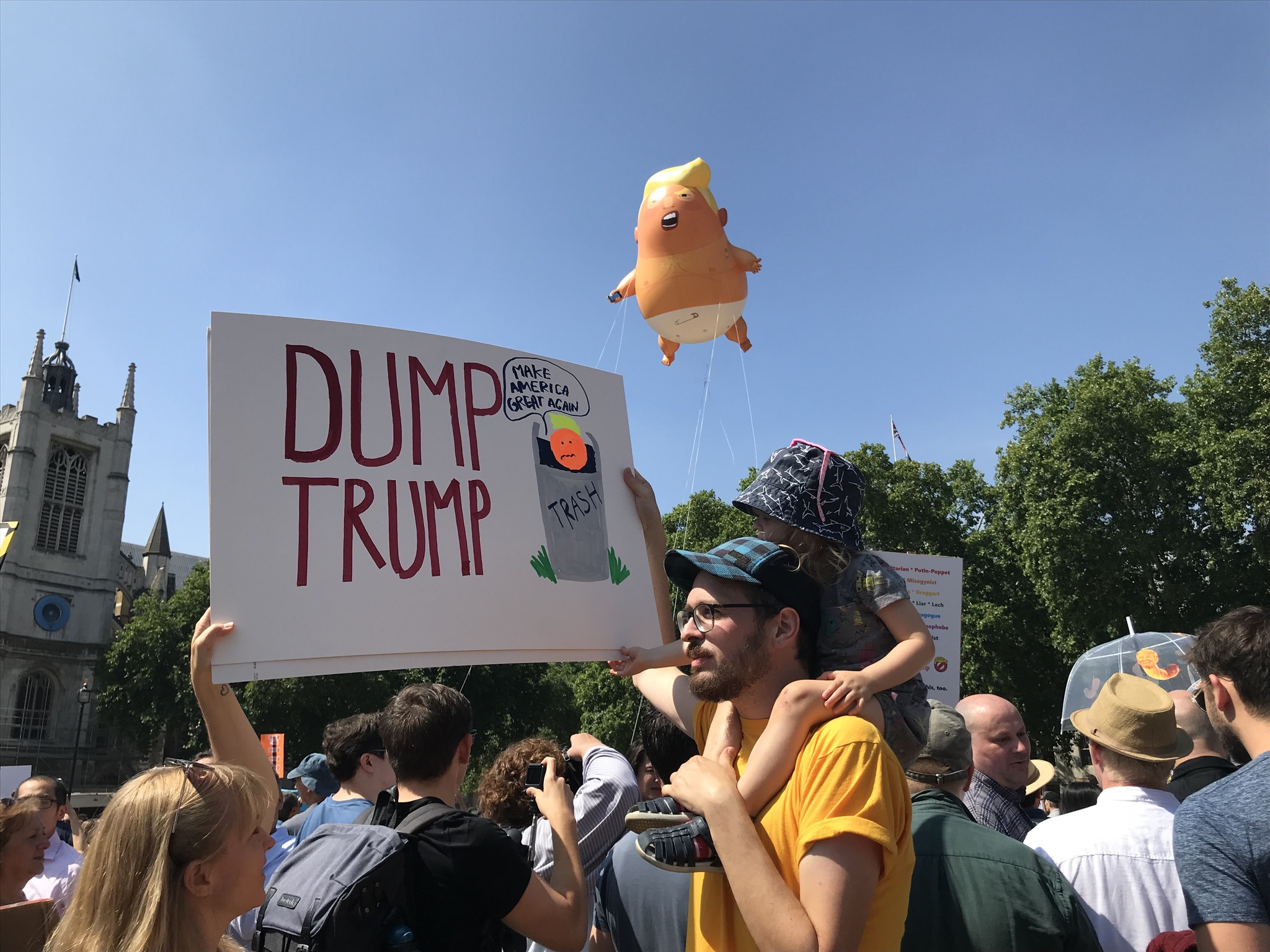 Una pancarta reza 'Dump Trump' (Trump a la basura) durante las protestas.