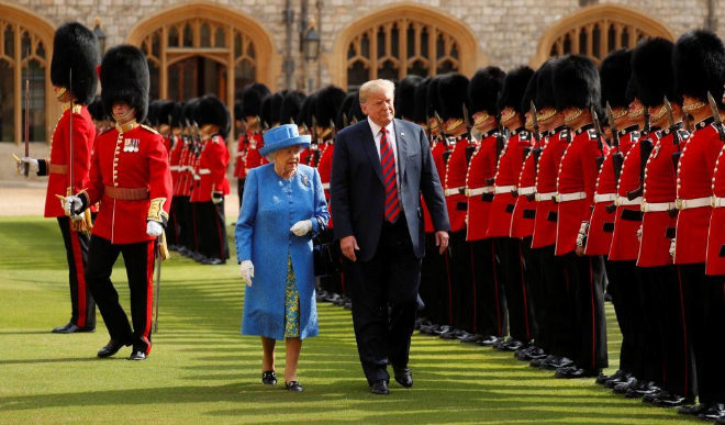 Donald Trump y la Reina Isabel II, ante la Guardia Real en Windsor.