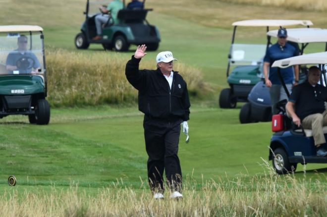 Donald Trump juega al golf en su resort de Turnberry (Escocia).