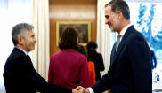 El ministro del Interior saluda a Felipe VI antes de la reunin del...