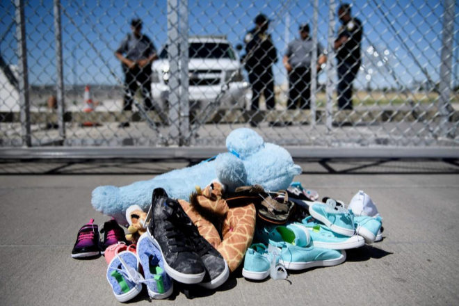 Zapatos y juguetes amontonados tras la salida de los nios de un centro de detencin.