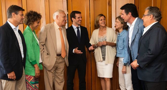 Pablo Casado junto a los ex ministros del Gobierno de Rajoy que le han...