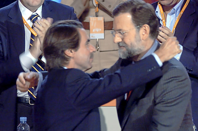 Jos Mara Aznar abraza a Mariano Rajoy en la sucesin de la...